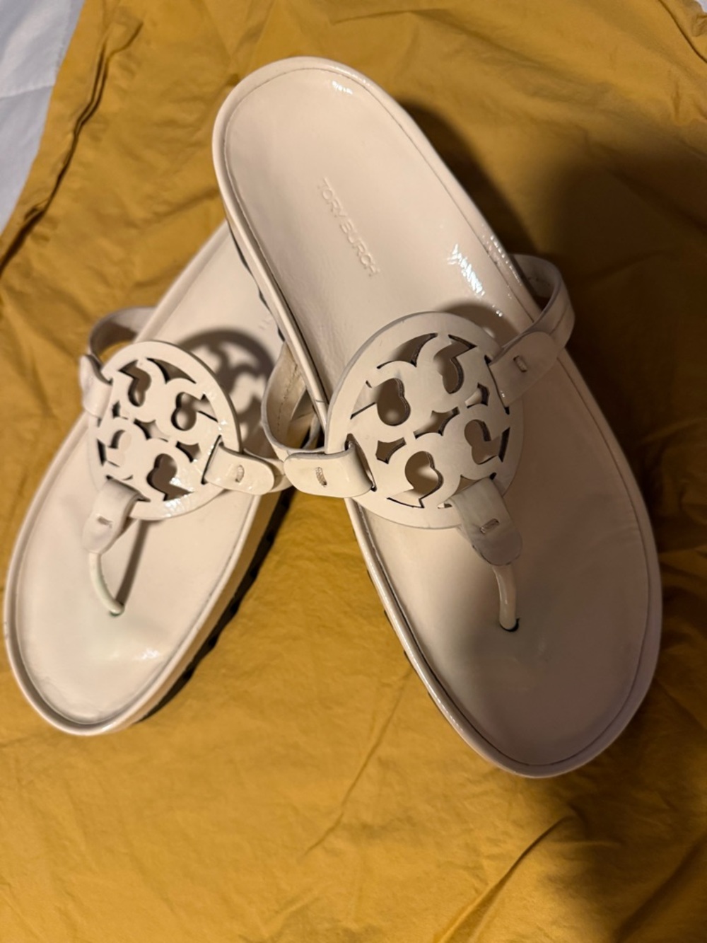 Tory Burch Cream Miller Logo Thong Sandals - Patent Leather